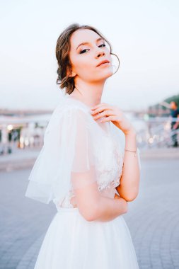 Beyaz akan içinde mutlu genç gelin elbise kendini açık havada zevk. Gelin makyaj ve saç.