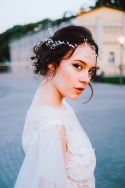 Beyaz akan içinde mutlu genç gelin elbise kendini açık havada zevk. Gelin makyaj ve saç.