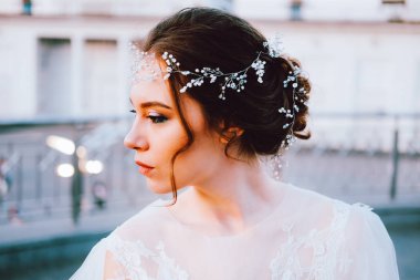 Beyaz akan içinde mutlu genç gelin elbise kendini açık havada zevk. Gelin makyaj ve saç.