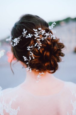 Beyaz akan içinde mutlu genç gelin elbise kendini açık havada zevk. Gelin makyaj ve saç.