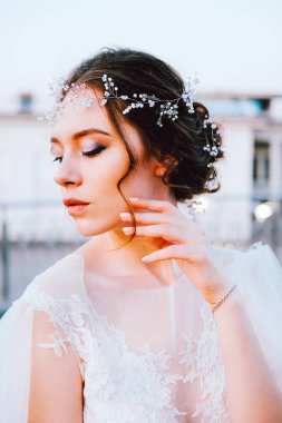 Beyaz akan içinde mutlu genç gelin elbise kendini açık havada zevk. Gelin makyaj ve saç.