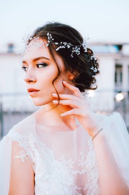 Beyaz akan içinde mutlu genç gelin elbise kendini açık havada zevk. Gelin makyaj ve saç.