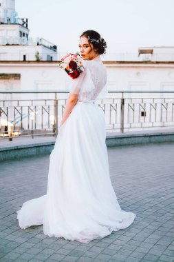 Çok güzel beyaz gelin gelinlik dantel ve tül gelin buketi tutarak yapılmış akan beyaz