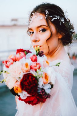 Beyaz akan içinde mutlu genç gelin elbise kendini açık havada zevk. Gelin makyaj ve saç.