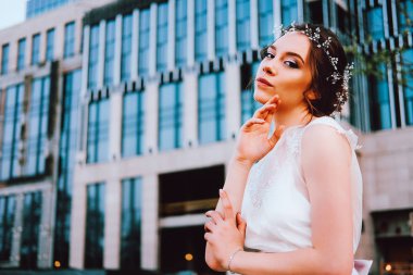 Yaz akşamları çimenlerin üzerine oturmuş beyaz elbiseli çekici genç gelin