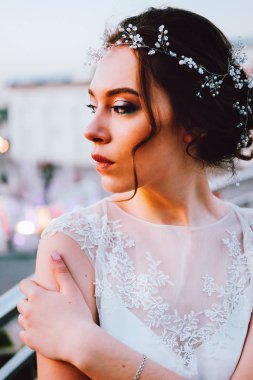 Beyaz dantel ve tül ayakta merdiven günbatımı akşam yapımı Gelinlik akan sevimli beyaz gelin