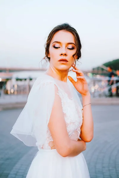 Jovem Noiva Feliz Vestido Branco Fluindo Divertindo Livre Maquiagem Nupcial — Fotografia de Stock