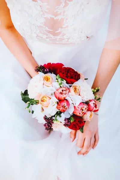 可爱的白种新娘在白色流动的婚礼礼服花边和薄纱举行新娘花束 — 图库照片