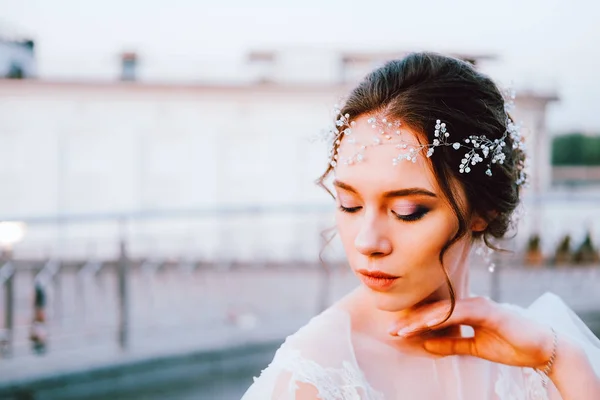 Beyaz Akan Içinde Mutlu Genç Gelin Elbise Kendini Açık Havada — Stok fotoğraf