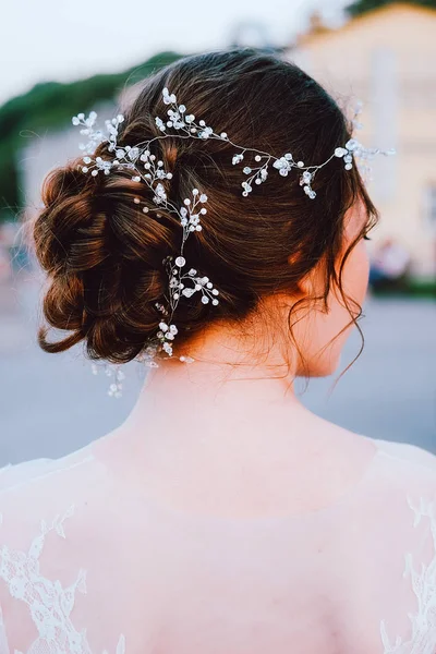 Счастливая Молодая Невеста Белом Платье Наслаждаясь Открытом Воздухе Свадебный Макияж — стоковое фото