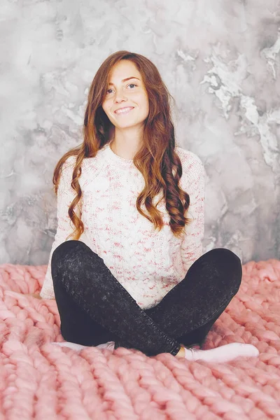 Młoda Kobieta Siedzi Łóżku Ciepły Kolor Brzoskwinia Rzut Koc — Zdjęcie stockowe