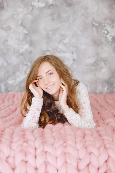 Young Woman Sitting Bed Warm Peach Color Throw Blanket Smiling — Stock Photo, Image