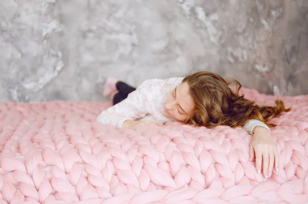 Νεαρή Γυναίκα Μακριά Καστανά Μαλλιά Στον Ύπνο Κουβέρτα Ρίξει Ζεστό — Φωτογραφία Αρχείου