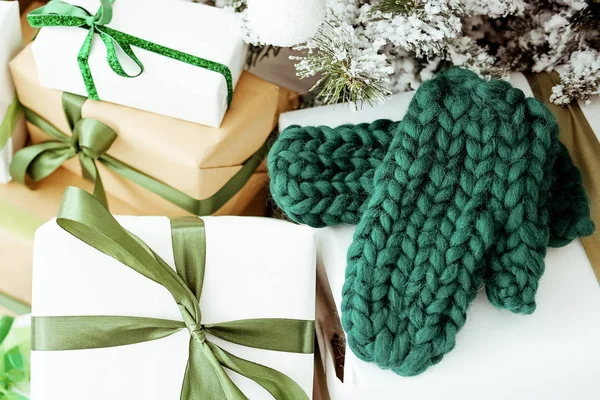 Lindo Regalo Navidad Hecho Mano Bajo Árbol Año Nuevo Guantes —  Fotos de Stock