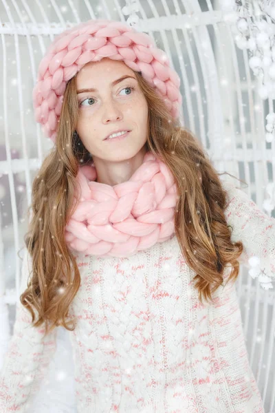 Młoda Kobieta Siedzi Ławce Zimie Pod Śniegiem Noszenie Gruby Sweter — Zdjęcie stockowe