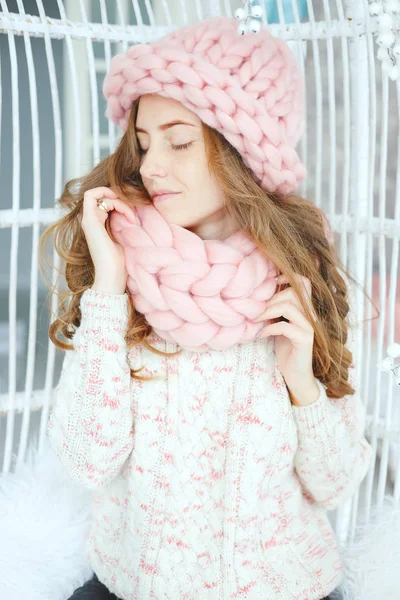 Mladá Žena Sedící Lavičce Nosí Tlusté Pletené Růžové Vlněné Čepice — Stock fotografie