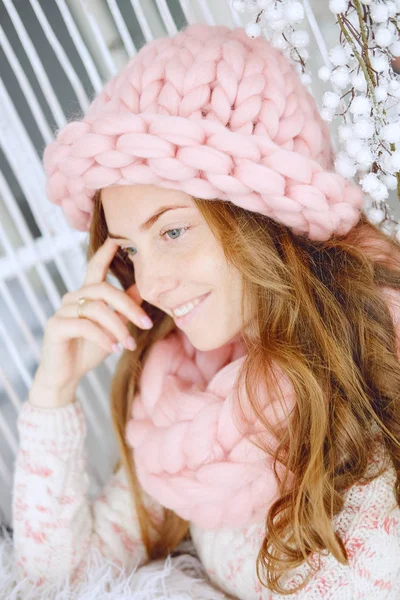 Fiatal Vörös Hajú Öltözött Pulóver Rózsaszín Térdzokni Fonalat Kedvenc Székébe — Stock Fotó