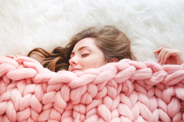 Jonge Vrouw Met Lang Bruin Haar Slapen Onder Warme Gebreide — Stockfoto