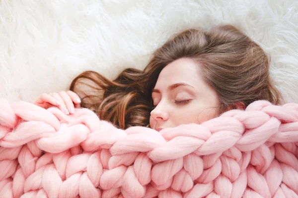 Jonge Vrouw Met Lang Bruin Haar Slapen Onder Warme Gebreide — Stockfoto