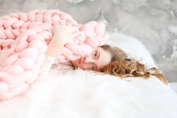 Jonge Vrouw Met Lang Bruin Haar Slapen Onder Warme Gebreide — Stockfoto