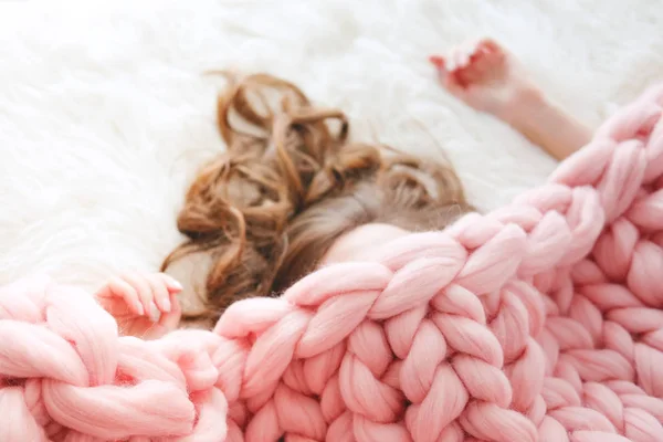 Junge Frau Mit Langen Braunen Haaren Schläft Unter Einer Warm — Stockfoto