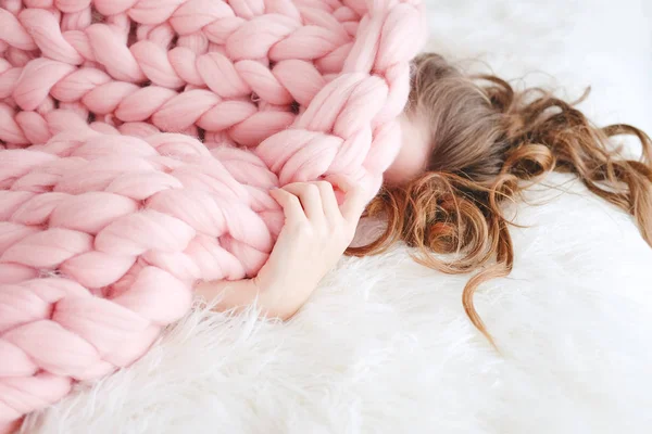 Junge Frau Mit Langen Braunen Haaren Schläft Unter Einer Warm — Stockfoto