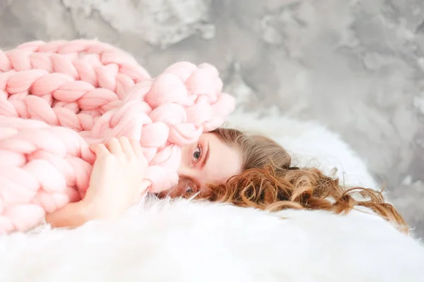 Jonge Vrouw Met Lang Bruin Haar Slapen Onder Warme Gebreide — Stockfoto