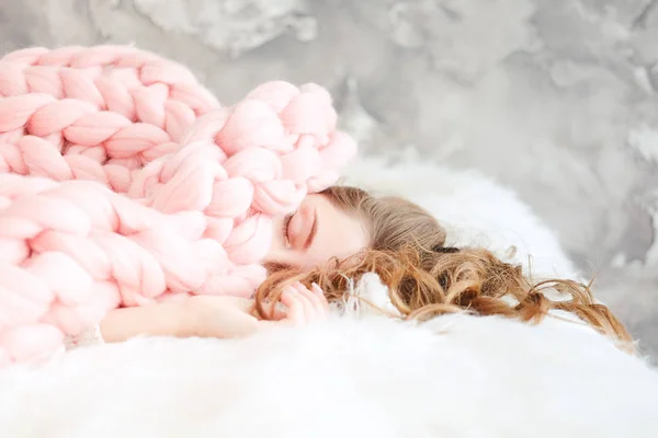 Junge Frau Mit Langen Braunen Haaren Schläft Unter Einer Warm — Stockfoto