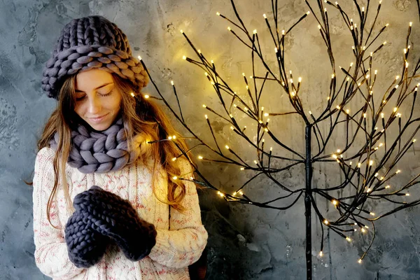 Zimní Módní Doplňky Mladá Žena Oblečená Pro Chladné Počasí Šedém — Stock fotografie