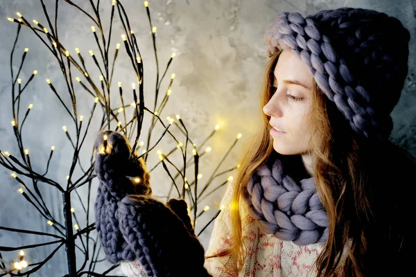 Молодая Женщина Одетая Холодную Погоду Серый Снуд Шляпу Варежки Любуясь — стоковое фото