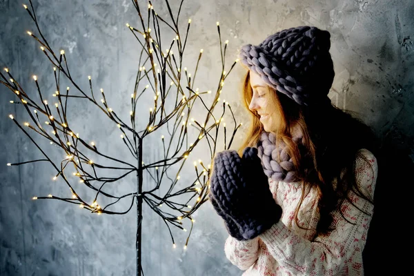 冬季时尚饰品 穿着灰色围脖 帽子和手套欣赏圣诞灯冷天气的年轻女子 — 图库照片