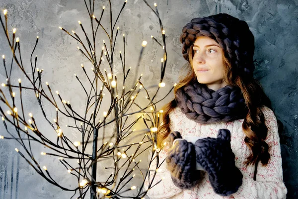 冬季时尚饰品 穿着灰色围脖 帽子和手套欣赏圣诞灯冷天气的年轻女子 — 图库照片
