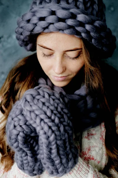 Kış Moda Aksesuarları Soğuk Havalarda Gri Kurdele Şapka Eldiven Giymiş — Stok fotoğraf