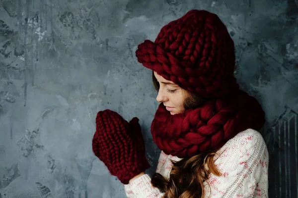 Moda Inverno Accessories Young Mulher Vestida Para Tempo Frio Borgonha — Fotografia de Stock