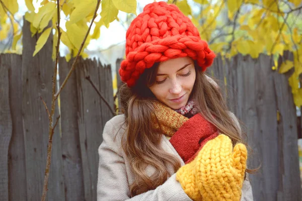 Bunte Herbstkulisse Junge Frau Beigem Wollmantel Und Großer Gestrickter Roter — Stockfoto