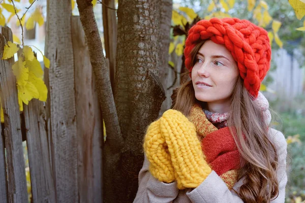 Kleurrijke Herfst Landschap Jonge Vrouw Beige Wollen Jas Grote Gebreide — Stockfoto