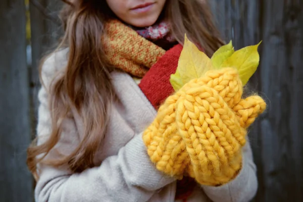 Bunte Herbstkulisse Junge Frau Beigem Wollmantel Und Großer Gestrickter Roter — Stockfoto