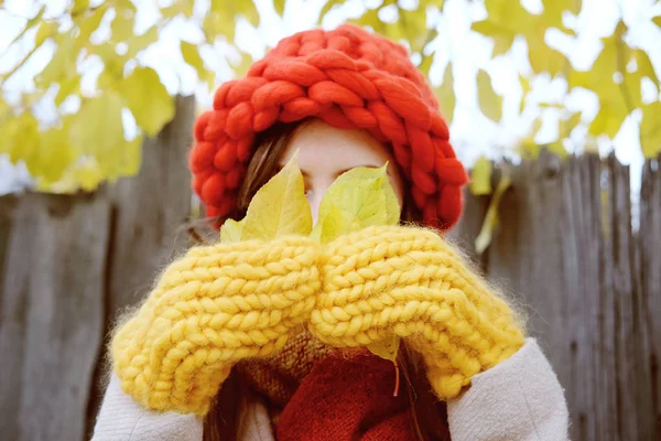 Colorido Paisaje Otoño Mujer Joven Abrigo Lana Beige Gran Sombrero —  Fotos de Stock