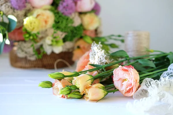 带花边装饰的玫瑰和牡丹花编织盒中的组合花束 — 图库照片