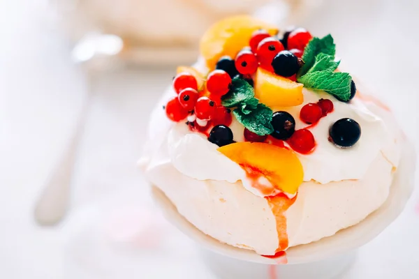 Smakelijke Pavlova Dessert Porseleinen Plaat Met Witte Meringue Room Vruchten — Stockfoto