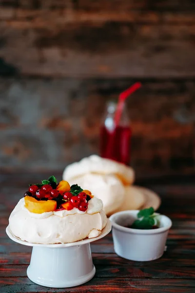 Gustoso Dessert Pavlova Piatto Porcellana Con Meringa Bianca Panna Frutta — Foto Stock