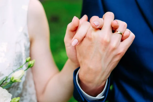 Man Och Hustru Blå Kostym Och Brudklänning Gifta Och Håller — Stockfoto