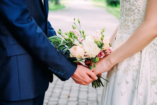 Man Vrouw Blauwe Pak Trouwjurk Getting Getrouwd Holding Hands — Stockfoto