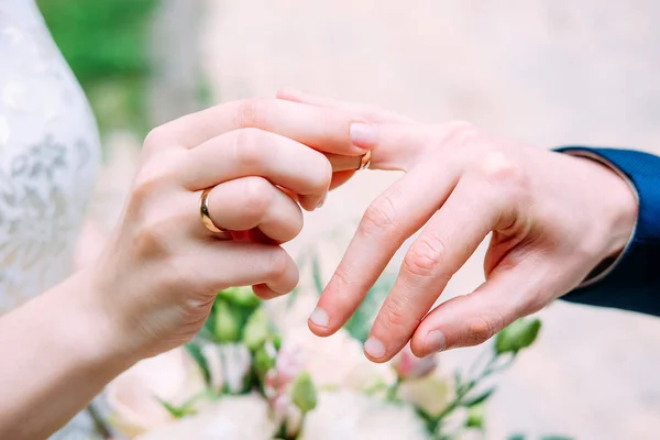 婚礼符号和配件 新娘花束和结婚戒指 — 图库照片