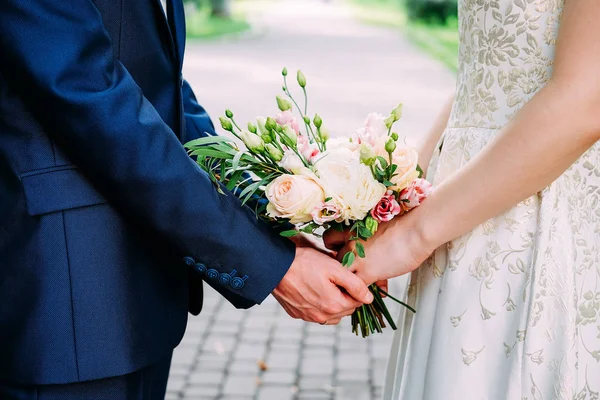 Mąż Żona Niebieski Garnitur Dostawanie Żonaty Trzymając Ręce Suknia Ślubna Zdjęcie Stockowe