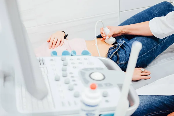 Woman Gynecologist Doing Ultrasound Skan Lower Part Belly — Stock Photo, Image