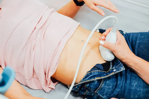 Wanita Dokter Kandungan Melakukan Ultrasound Skan Bagian Bawah Perut — Stok Foto