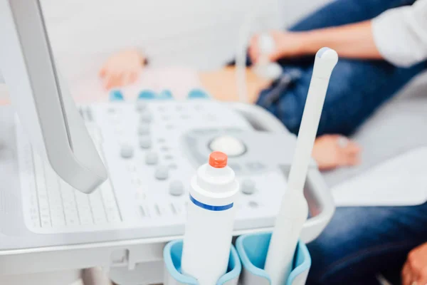 Wanita Dokter Kandungan Melakukan Ultrasound Skan Bagian Bawah Perut — Stok Foto