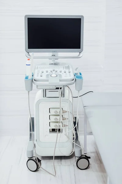 Alat Ultrasonografi Klinik Untuk Melakukan Usg Scan Konsep Layanan Kesehatan — Stok Foto