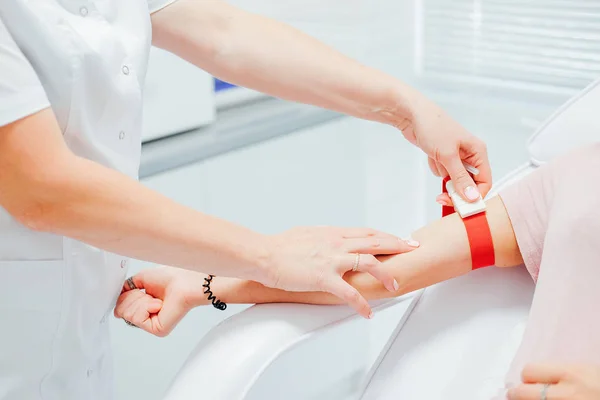Perawat Mengambil Sampel Darah Dari Pasien Klinik — Stok Foto